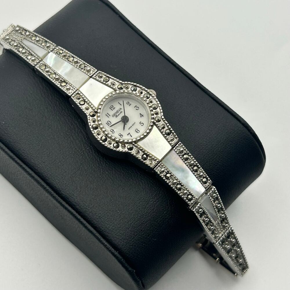 Vintage Geneva Mother Pearl Dial Accents Women Fashion Watch Working New Battery - Picture 3 of 8
